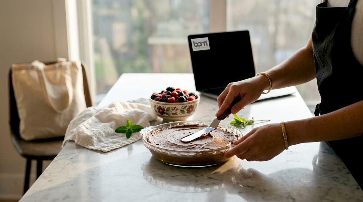 Roke, ki pripravljajo čokoladno mousse sladico brez peke
