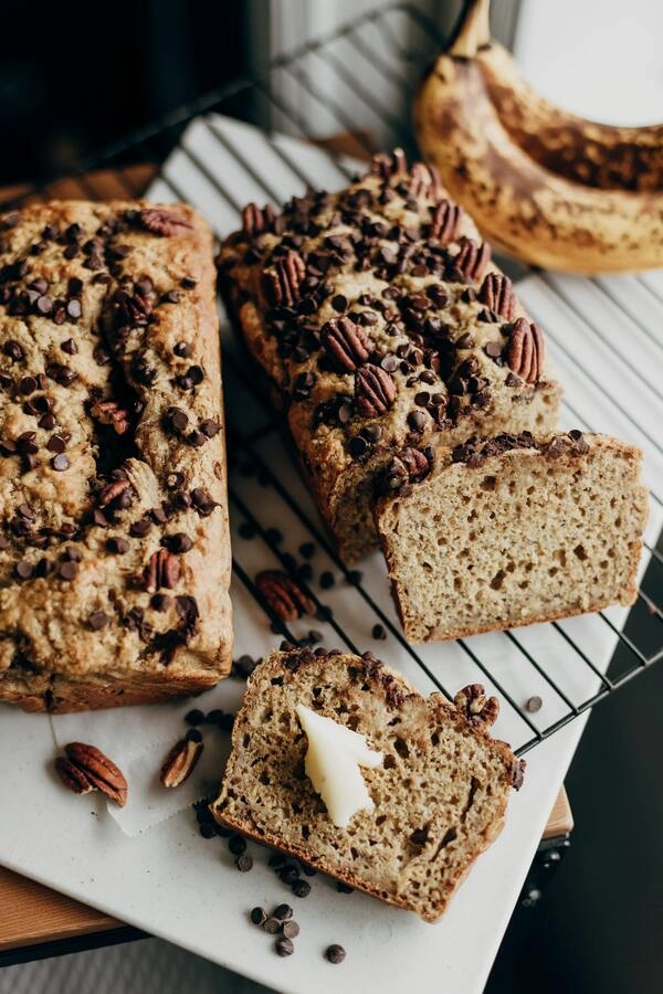 bananin kruh je vedno pogosteje pripravljena sladica zelo radi jo postrezemo ob skodelici caja ali kave dostikrat pa se znajde na jedilniku pod zavihkom zajtrk ali malica