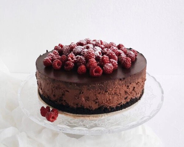 cokoladna torta z malinami