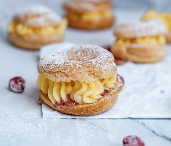 paris brest z bam vaniljevo kremo in malinami