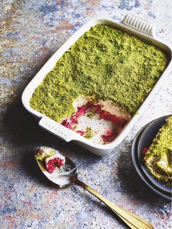 Tiramisu z belo čokolado, malinami in pistacijo