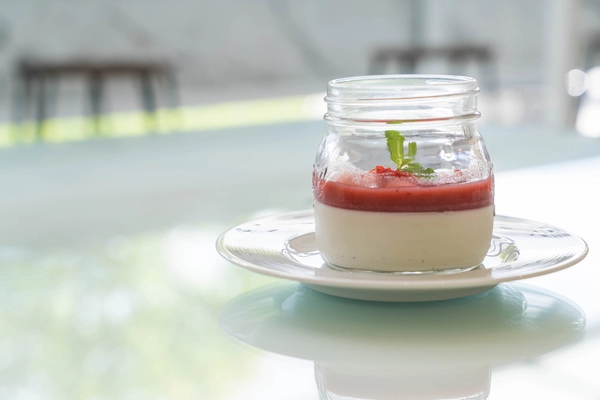 popolna panna cotta („kuhana smetana“ v italijanscini) mora biti ravno toliko strjena da se drzi skupaj vendar dovolj mehka in kremasta da se stopi v ustih skrivnost taksne strukture je pravilno doziranje zelatine