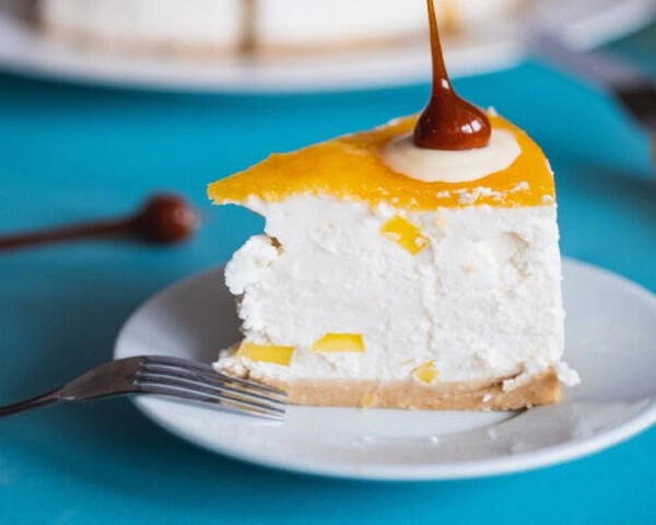 cheesecake brez peke z belo cokolado in pasijonko