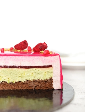 Malinova torta s pistacijo in čokolado