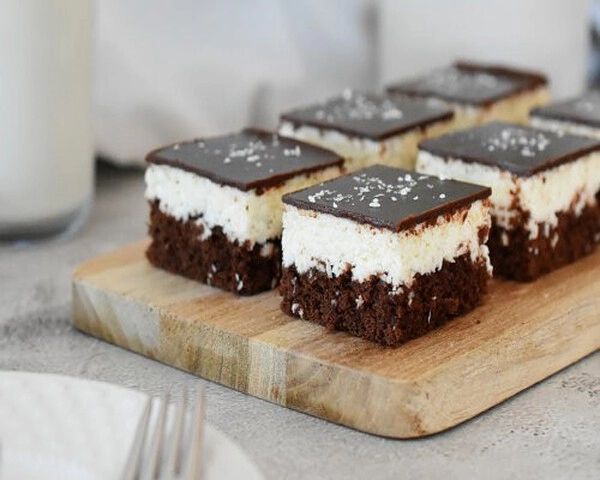 cokoladne kocke s kokosom in kislo smetano