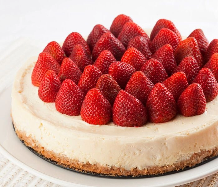 jagodni cheesecake brez peke