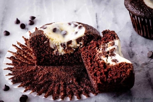 cokoladni cupcakes s cheesecake polnilom