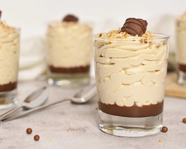 kinder bueno v kozarcu