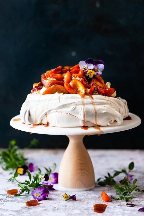pavlova torta imenovana po slavni ruski balerini ani pavlovi je v bistvu masivna plast meringue ki je prelita s stepeno smetano in sadjem
