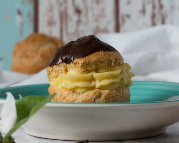 profiteroli so sladica katere priprava ne slovi kot najbolj enostavna naj vas ne prestrasi 