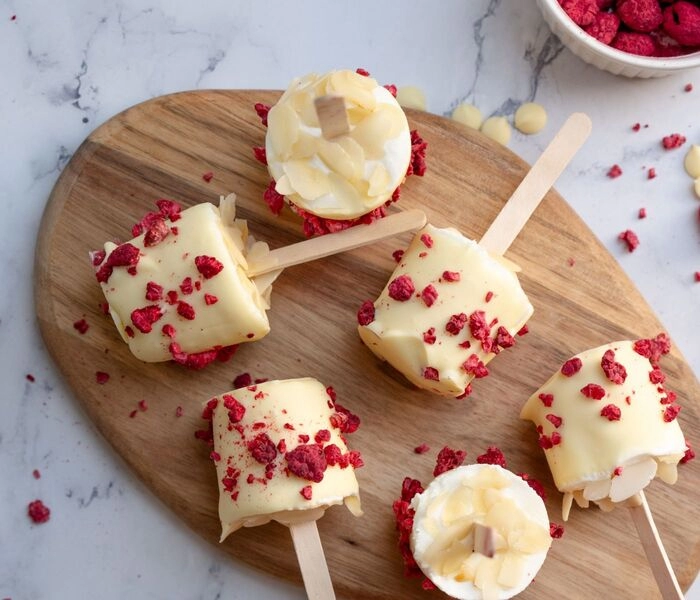cheesecake lucke z liofiliziranimi malinami